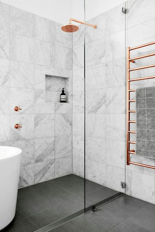 Светлая серая ванная комната с медными элементами сантехники