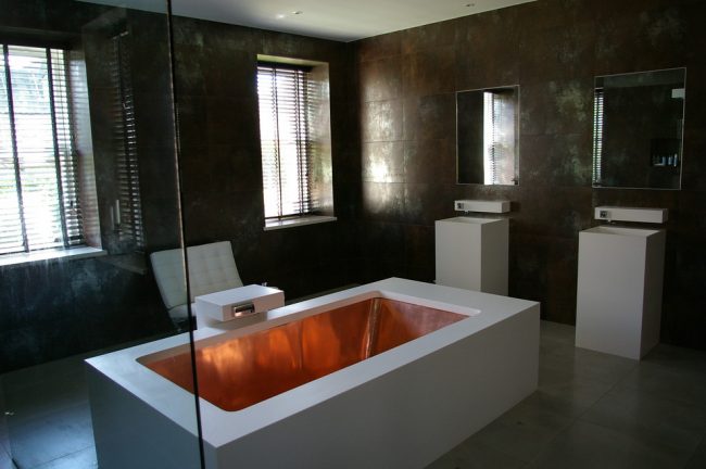 Необычная ванная с внутренней медной отделкой