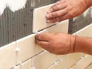 Как клеить керамическую плитку на стену на кухне
