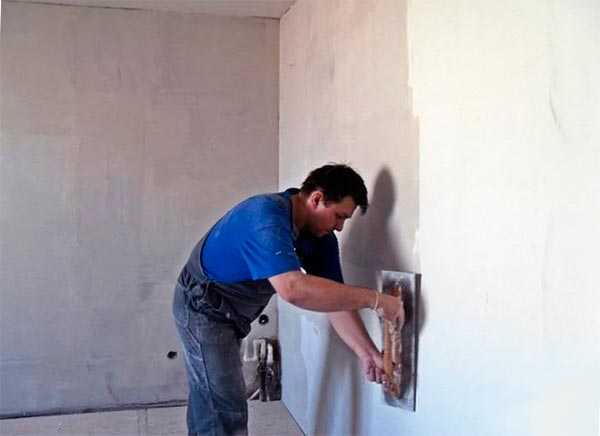 Перед укладкой плитки нужно ли шпаклевать стены