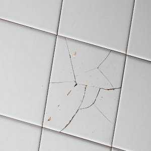 Почему трескается кафельная плитка на стене в ванной